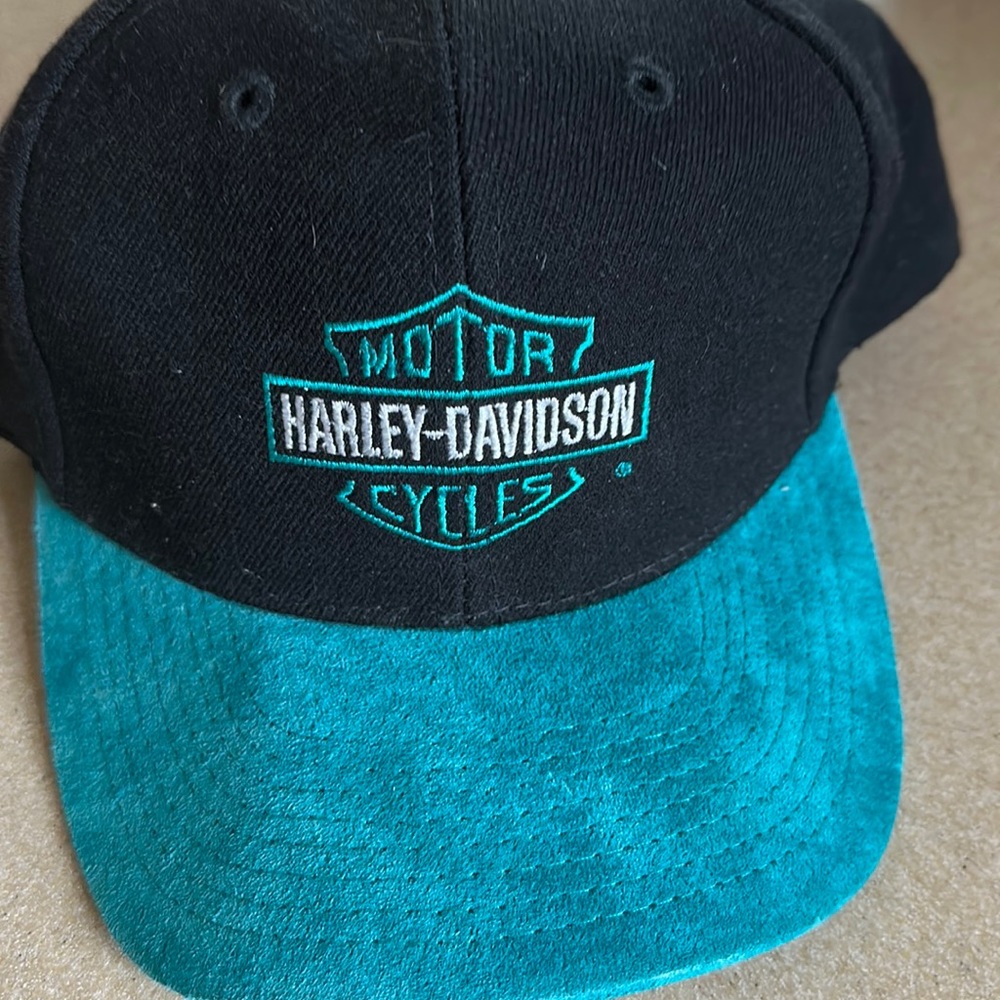 Hat says : Harley Davidson motorcycles, snapback